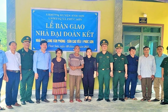 Bàn giao nhà 'Đại đoàn kết' tại Anh Sơn