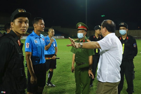 Trọng tài được cảnh sát cơ động hộ tống rời sân Thanh Hóa; Tuyển nữ Việt Nam vươn lên nhóm đầu bảng AFF Cup 2022