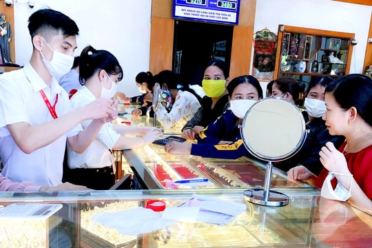 Giá vàng liên tục giảm, người dân Nghệ An mua vàng tích trữ