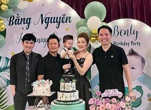 Ca sỹ Bằng Kiều cùng bạn gái làm lễ thôi nôi cho con trai thứ 4 