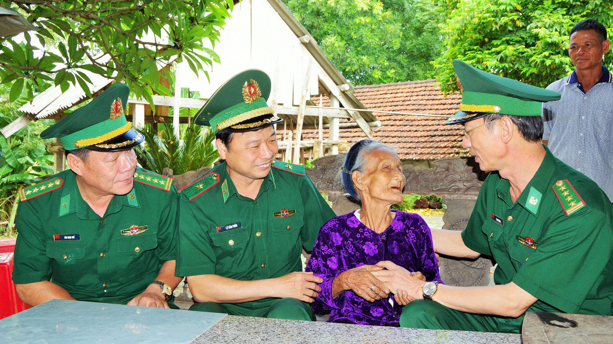 Bộ Tư lệnh BĐBP thăm, tặng quà gia đình chính sách ở Nghệ An