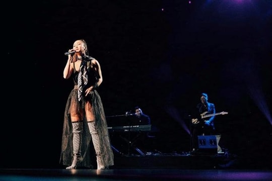 Thời trang đi diễn khác lạ của Hương Tràm khi sang Mỹ