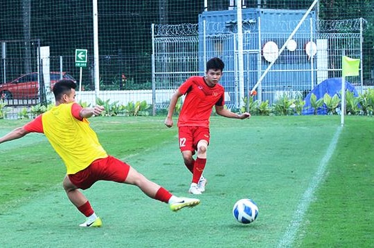 U19 Việt Nam tập đá penalty chuẩn bị trận bán kết với Malaysia; Kết quả Man United 4-0 Liverpool: Hàng công bùng nổ