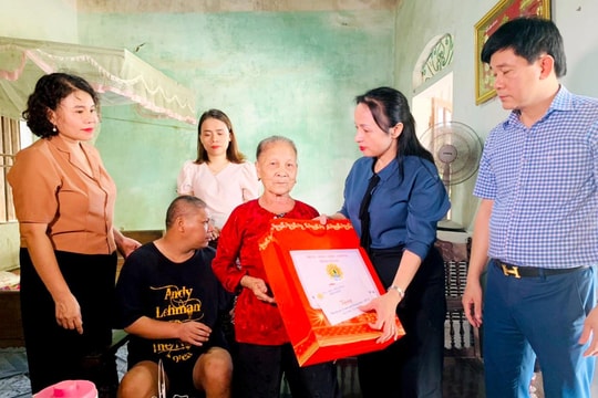 Thị xã Cửa Lò thăm, tặng quà đối tượng chính sách, người có công với cách mạng