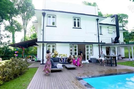 Ca sĩ Thu Minh khoe cơ ngơi rộng rãi tại Singapore