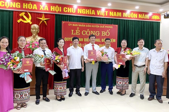 Trao quyết định điều động, bổ nhiệm cán bộ ở huyện Quế Phong