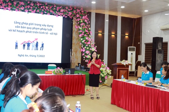 Quan tâm đến việc lồng ghép giới trong các chương trình, phát triển kinh tế - xã hội 