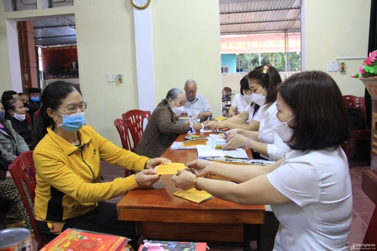 Người hưởng lương hưu tiếp tục ký hợp đồng lao động có phải đóng bảo hiểm xã hội bắt buộc không?