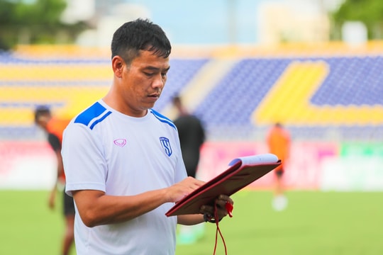 HLV Huy Hoàng ấn tượng về bản sắc Nghệ Tĩnh trong trận Derby trên sân Vinh