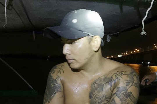 'Cát tặc' nhảy sông khi bị cảnh sát bao vây