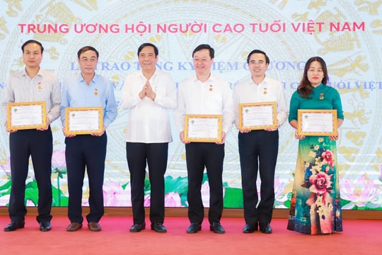 Trung ương Hội Người cao tuổi Việt Nam trao Kỷ niệm chương và ủng hộ an sinh xã hội tại Nghệ An