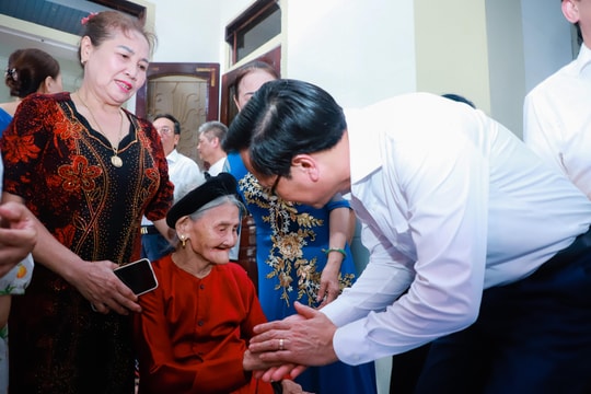 Bộ trưởng Đào Ngọc Dung thăm, tặng quà cán bộ lão thành cách mạng, tiền khởi nghĩa, thương binh tại Nghệ An