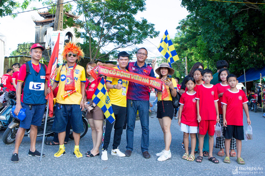 Cổ động viên Sông Lam Nghệ An và Hồng Lĩnh Hà Tĩnh diễu hành trước trận 'Derby Xứ Nghệ'