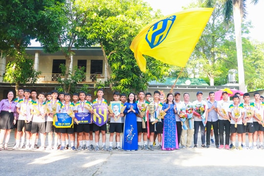 UBND tỉnh trao thưởng cho Nhà vô địch U13 SLNA