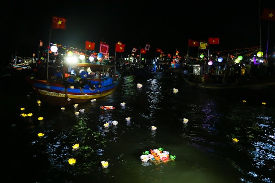 Hàng nghìn người dự Hội Hoa Đăng bên dòng Lam Giang - Cửa Hội