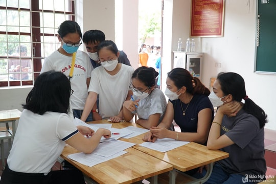 Trường công lập tại thành phố Vinh hạ điểm chuẩn, thêm gần 200 học sinh trúng tuyển vào lớp 10