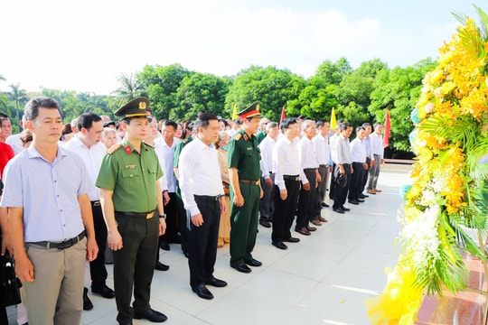 Đoàn Đại biểu thân nhân liệt sĩ tưởng niệm các Anh hùng liệt sĩ tại nghĩa trang thành phố Vinh