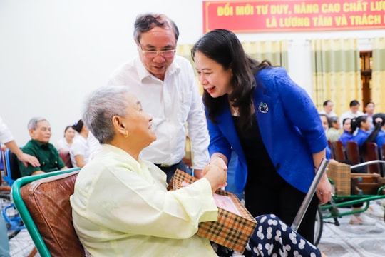 Phó Chủ tịch nước Võ Thị Ánh Xuân thăm, tặng quà thương, bệnh binh tại Nghệ An
