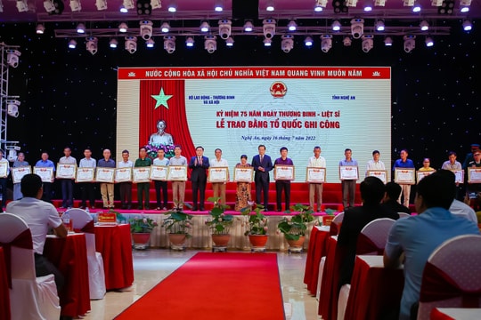 Trọng thể Lễ trao tặng Bằng Tổ quốc ghi công tới các gia đình liệt sĩ