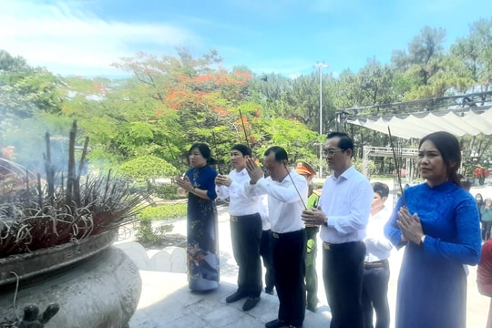 Đoàn đại biểu thành phố Vinh dâng hương tại Nghĩa trang liệt sĩ Quốc gia Trường Sơn và Đường 9