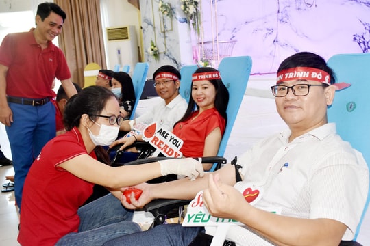 1.500 người tham gia chương trình hiến máu tình nguyện 'Giọt hồng Xứ Nghệ" lần thứ X