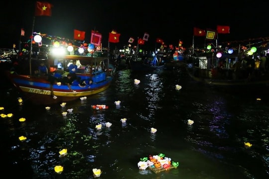 Lung linh hội hoa đăng bên dòng Lam Giang TX. Cửa Lò