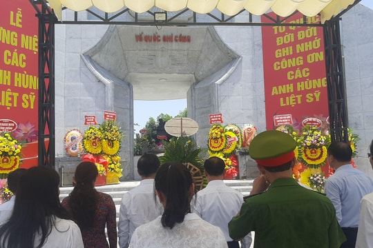 Thành ủy Vinh dâng hương tại Nghĩa trang liệt sĩ Quốc tế Việt - Lào và Khu Di tích lịch sử Quốc gia Truông Bồn