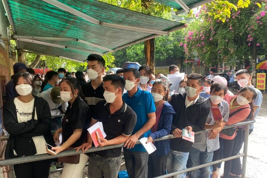 Vì sao số người đi làm hộ chiếu phổ thông mới tăng đột biến?