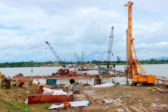 Trên công trường thi công cầu Hưng Đức dài hơn 4 km bắc qua sông Lam 