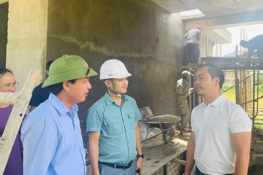 Phó Chủ tịch Hội đồng nhân dân tỉnh kiểm tra tiến độ xây dựng Trường Tiểu học Tri Lễ 2 (Quế Phong)