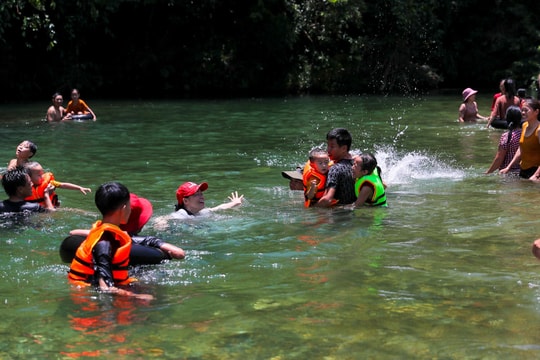 Trải nghiệm du lịch sinh thái sông Giăng - bản Vều (Anh Sơn)