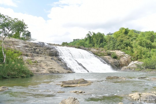 Đi tắm thác cùng bạn, cô gái trẻ đuối nước thương tâm