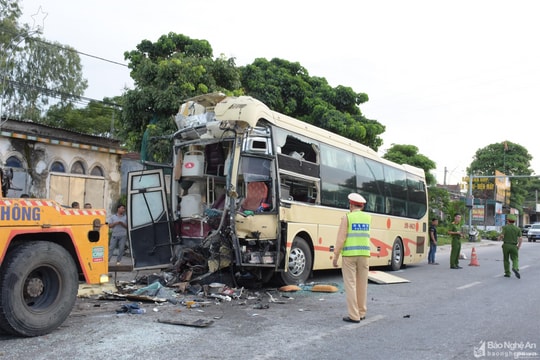 Xe khách va chạm xe chở xi măng, nhiều người bị thương