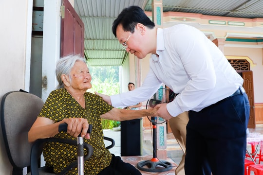 Chủ tịch UBND tỉnh Nguyễn Đức Trung thăm, tặng quà người có công tiêu biểu ở huyện Anh Sơn
