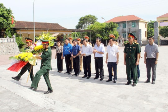 Phó Chủ tịch Thường trực UBND tỉnh Lê Hồng Vinh dâng hương tại Khu Di tích lịch sử Quốc gia Truông Bồn và Nghĩa trang Liệt sỹ huyện Đô Lương