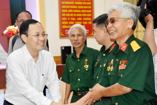 Đoàn công tác Thành phố Hồ Chí Minh tặng quà thương, bệnh binh ở Nghệ An