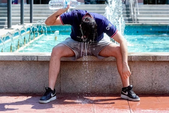 Hơn 1.000 người chết do nắng nóng ở Bồ Đào Nha; Cháy rừng dữ dội ở Anh