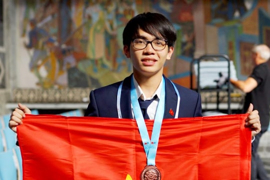 Hành trình giành Huy chương Đồng Olympic Toán học Quốc tế của Hoàng Tiến Nguyên