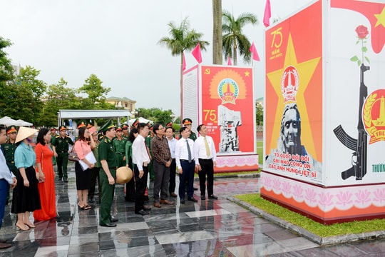 Khai mạc Triển lãm tranh cổ động tuyên truyền kỷ niệm 75 năm Ngày Thương binh Liệt sỹ