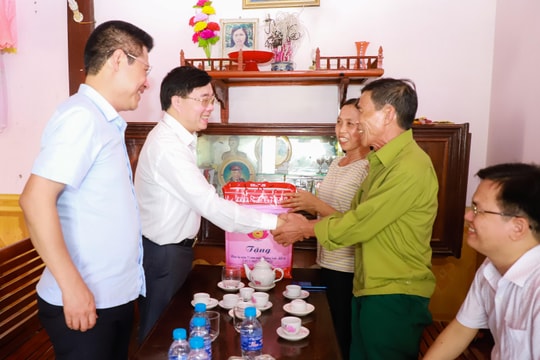 Phó Bí thư Thường trực Tỉnh ủy Nguyễn Văn Thông dâng hoa tưởng niệm các anh hùng liệt sĩ, thăm và tặng quà thương, bệnh binh 