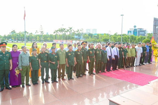 Đại biểu người có công tiêu biểu dâng hoa tại Quảng trường Hồ Chí Minh 