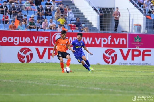 Sông Lam Nghệ An: 'tai nạn' tập thể trên sân Hòa Xuân?