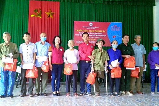 Tặng quà, xe đạp cho gia đình chính sách, trẻ em nghèo ở Nam Đàn