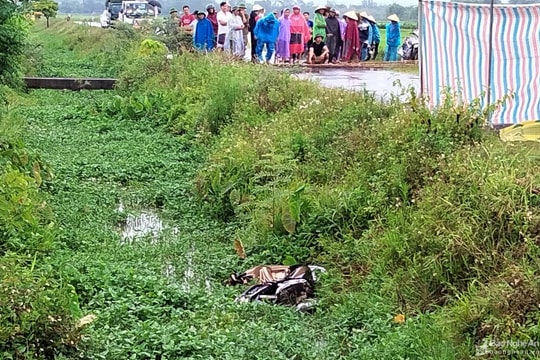 Phát hiện thi thể người đàn ông dưới mương nước