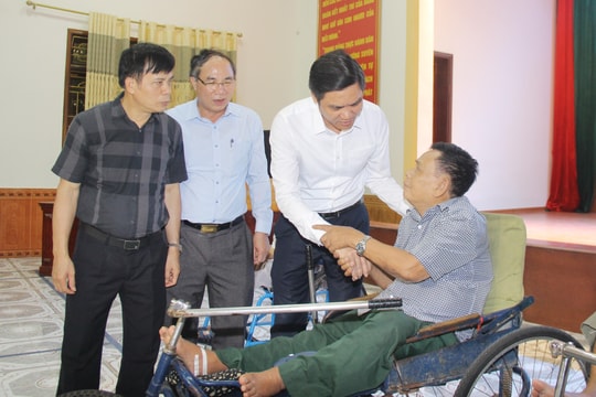 Đồng chí Hoàng Nghĩa Hiếu thăm, tặng quà các thương, bệnh binh và gia đình chính sách