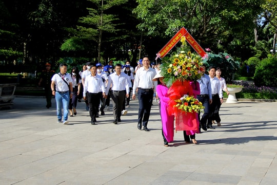 Thế hệ trẻ người Việt Nam ở nước ngoài về thăm quê Bác