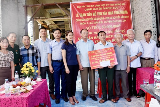 Trao 100 triệu đồng hỗ trợ xây nhà tình nghĩa ở Quỳnh Lưu