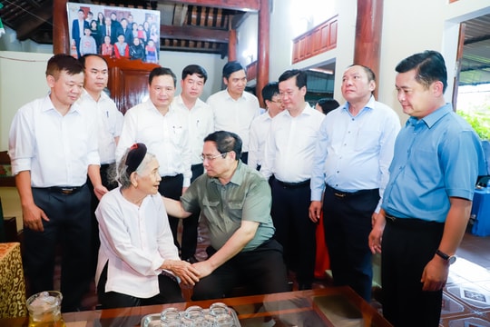 Thủ tướng dâng hương tại Nghĩa trang Liệt sĩ quốc tế Việt - Lào và thăm các gia đình liệt sĩ, cán bộ tiền khởi nghĩa tại Nghệ An