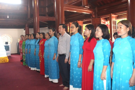 Hội Liên hiệp phụ nữ tỉnh dâng hương tại Nghĩa trang Liệt sỹ quốc tế Việt - Lào nhân Ngày Thương binh - Liệt sỹ