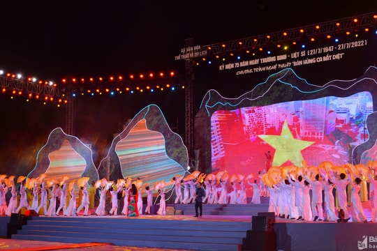 Xúc động, hào hùng Chương trình nghệ thuật 'Bản hùng ca bất diệt'